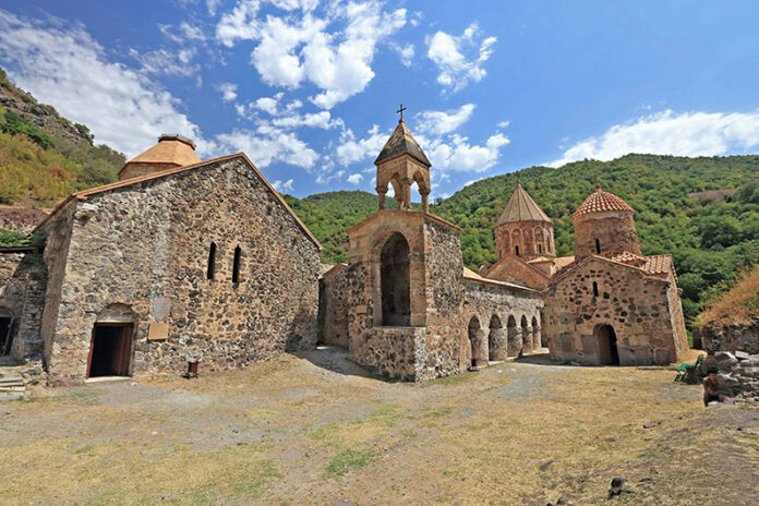 d5511-klasterni_komplex_dadivank_-_panoramio-scaled